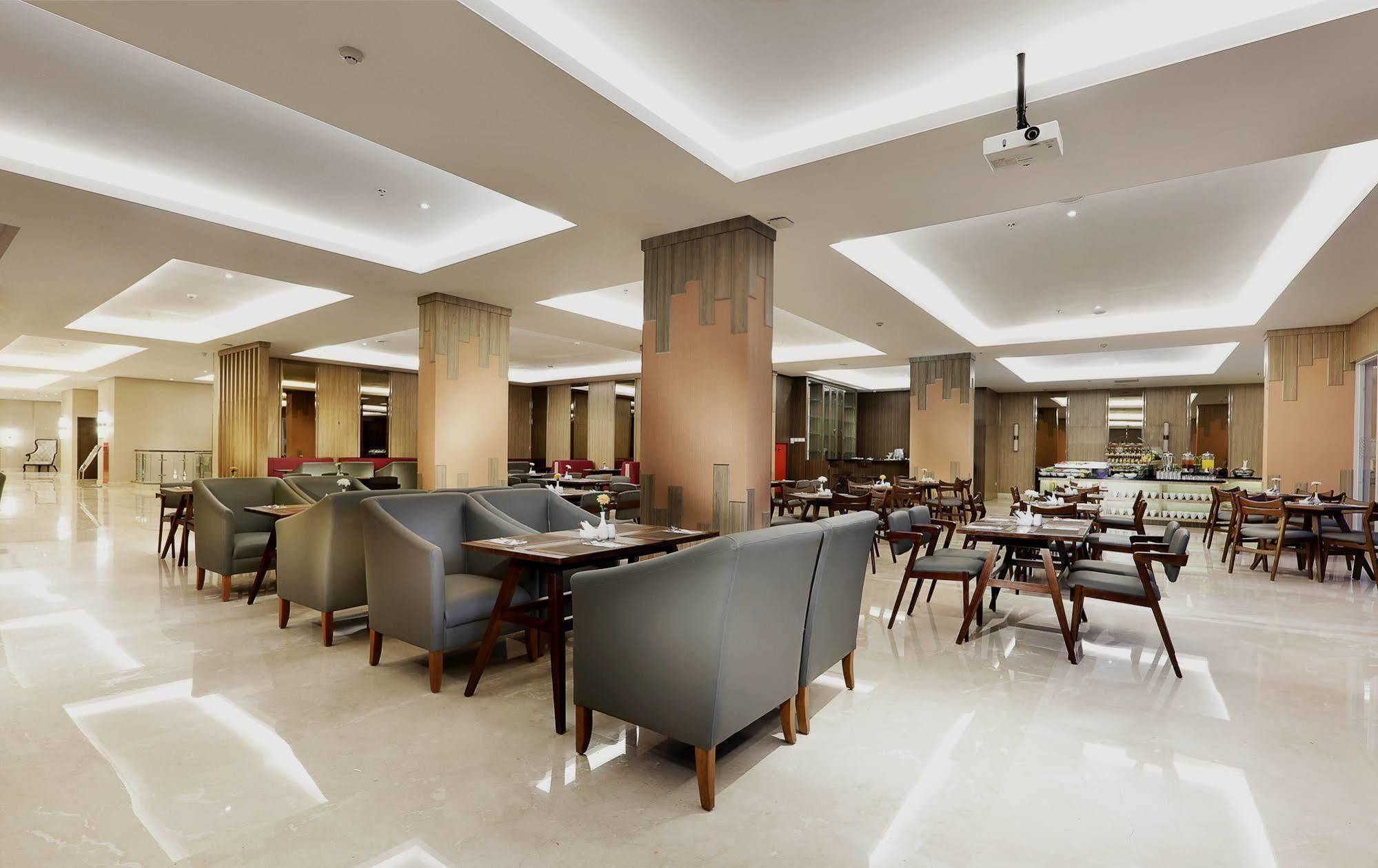 ฮาร์เพอร์ เปรินติส บาย แอสตัน Hotel มากาซาร์ ภายนอก รูปภาพ